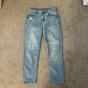 American Eagle light wash mom jean